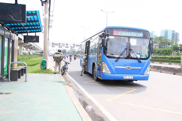 Người dân TP Hồ Chí Minh trong thời gian giãn cách do dịch Covid-19 -0