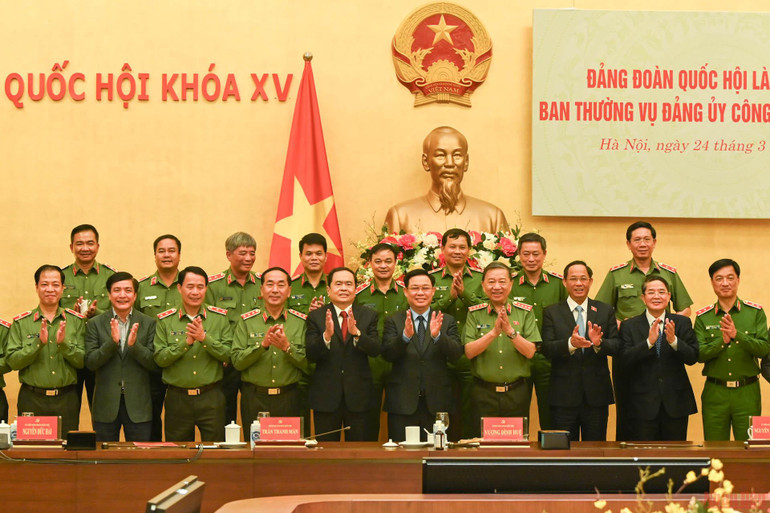 Chủ tịch Quốc hội Vương Đình Huệ cùng các đại biểu với Ban Thường vụ Đảng uỷ Công an Trung ương. (Ảnh: Duy Linh) Xây dựng quy chế phối hợp giữa Đảng đoàn Quốc hội và Đảng ủy Công an Trung ương -0