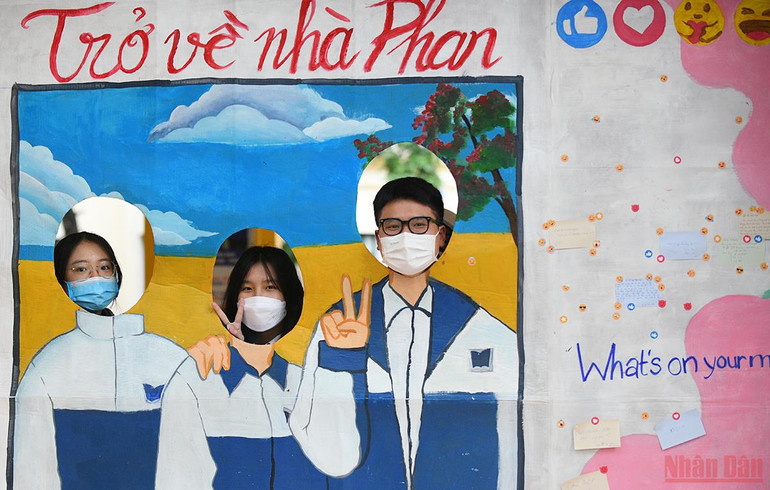  Học sinh từ khối lớp 7 tới 12 của thành phố Hà Nội chính thức trở lại trường học trực tiếp -0