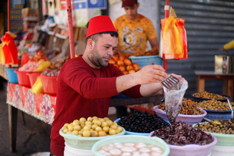 Người bán hàng Palestine bán quả ô liu và dưa chua trong tháng ăn chay Ramadan ở Khan Younis, phía nam Dải Gaza, ngày 4/4/2022. Trong tháng lễ này, nhu cầu về thực phẩm tăng. Tuy nhiên, năm nay giá cả các mặt hàng tăng cao do ảnh hưởng từ xung đột tại Ukraine. (Ảnh: REUTERS) Người Hồi giáo trên khắp thế giới đón tháng lễ Ramadan -0