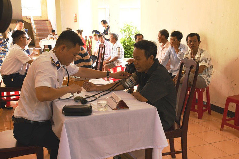 Bộ Tư lệnh Vùng Cảnh sát biển 2 đồng hành, hỗ trợ ngư dân vươn khơi -0