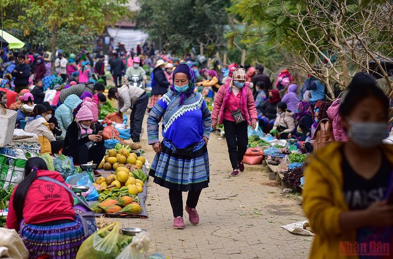 Độc đáo cảnh mẹ địu con đi chợ phiên Bắc Hà ngày giáp Tết -0