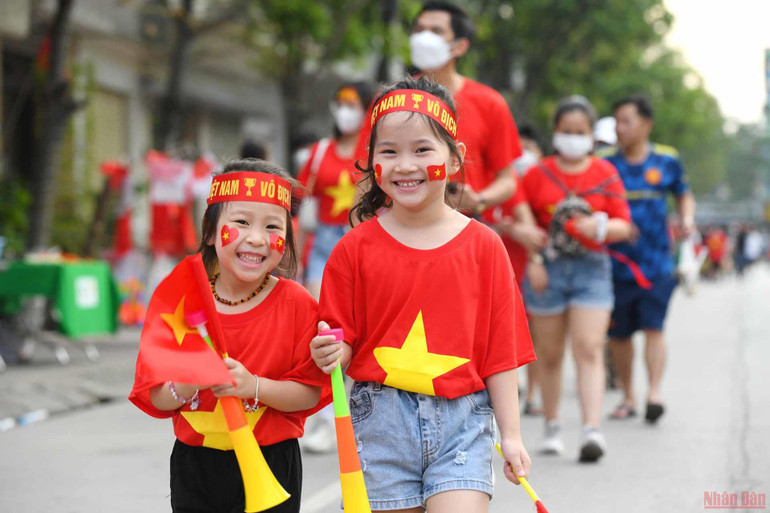 Cổ động viên nhí tới sân Cẩm Phả. (Ảnh: THÀNH ĐẠT) Đội tuyển nữ Việt Nam - Thái Lan: Người hâm mộ sẵn sàng