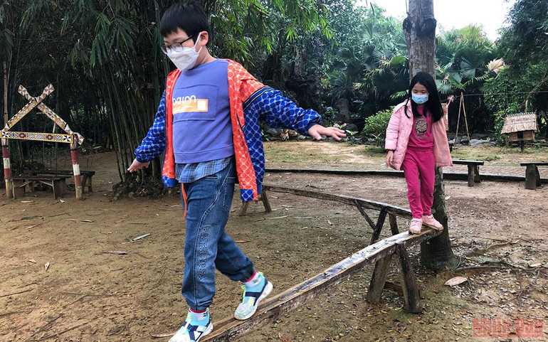 Trẻ em chơi trong khuôn viên Làng Ba Na. (Ảnh: TUYẾT LOAN) Làng Văn hóa Du lịch các dân tộc Việt Nam: Khai xuân khởi sắc -0