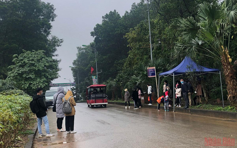 Du khách chờ xe tại các bến xe bus. (Ảnh: TUYẾT LOAN) Làng Văn hóa Du lịch các dân tộc Việt Nam: Khai xuân khởi sắc -0