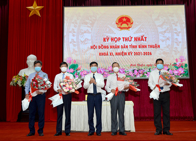 Đồng chí Dương Văn An, Ủy viên Trung ương Đảng, Bí thư Tỉnh ủy Bình Thuận tặng hoa chúc mừng các đồng chí được bầu vào các chức danh chủ chốt HĐND tỉnh và UBND tỉnh Bình Thuận, nhiệm kỳ 2021 - 2026. Bình Thuận bầu các chức danh chủ chốt HĐND và UBND tỉnh nhiệm kỳ 2021 - 2026 -0