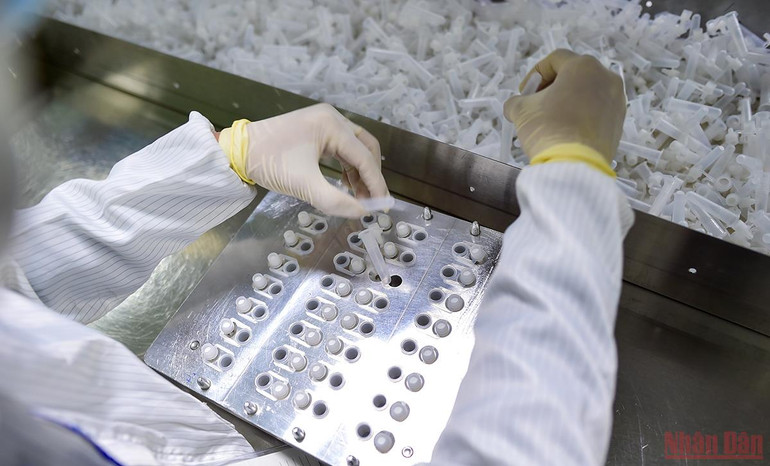 Cận cảnh quy trình sản xuất kit Test nhanh kháng nguyên SARS-CoV-2 “Made in Viet Nam” -0