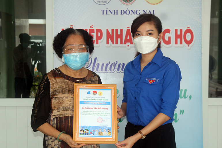 Gia đình người cận vệ của Bác Hồ hỗ trợ tiền phúng điếu cho tuyến đầu chống dịch -0