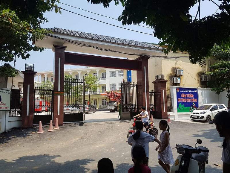 Sập ta-luy trường học, nhiều người thương vong -0