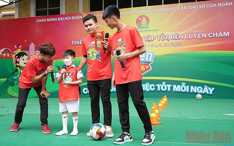 Trao máy tính bảng và học bổng hỗ trợ học sinh Tuyên Quang -0