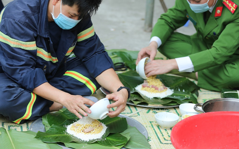 Bánh chưng của người lính cứu hỏa đón Tết xa nhà -0