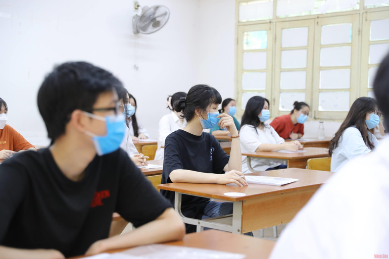 Các phụ huynh mong Sở Giáo dục và Đào tạo Hà Nội sớm đưa ra hướng dẫn cụ thể cũng như điều chỉnh điều kiện thi đối với hệ đào tạo song bằng. (Ảnh minh họa: Sơn Bách) Phụ huynh mong Hà Nội sớm thông tin tuyển sinh hệ song bằng vào lớp 10 -0