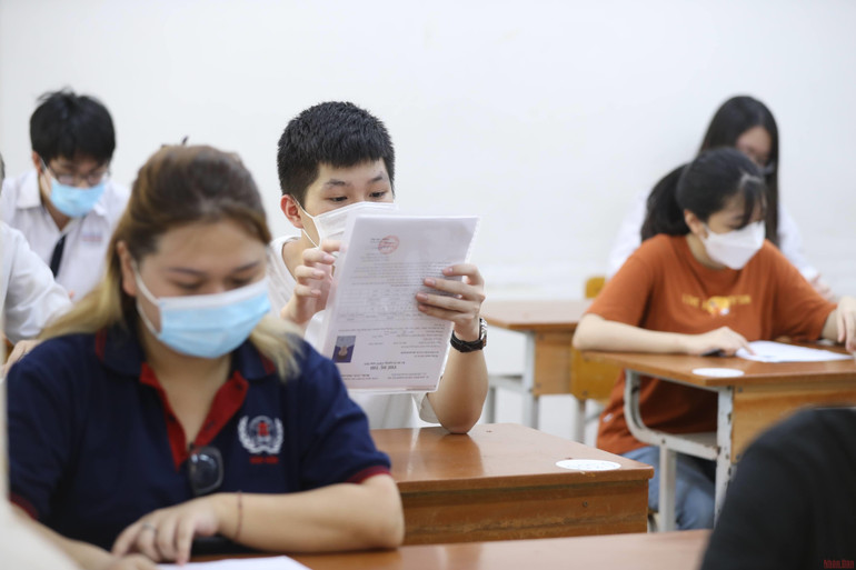 Việc chậm đưa ra văn bản hướng dẫn cụ thể đối với hệ đào tạo song bằng đang khiến các phụ huynh và học sinh rất lo lắng. (Ảnh minh họa: Sơn Bách) Phụ huynh mong Hà Nội sớm thông tin tuyển sinh hệ song bằng vào lớp 10 -0