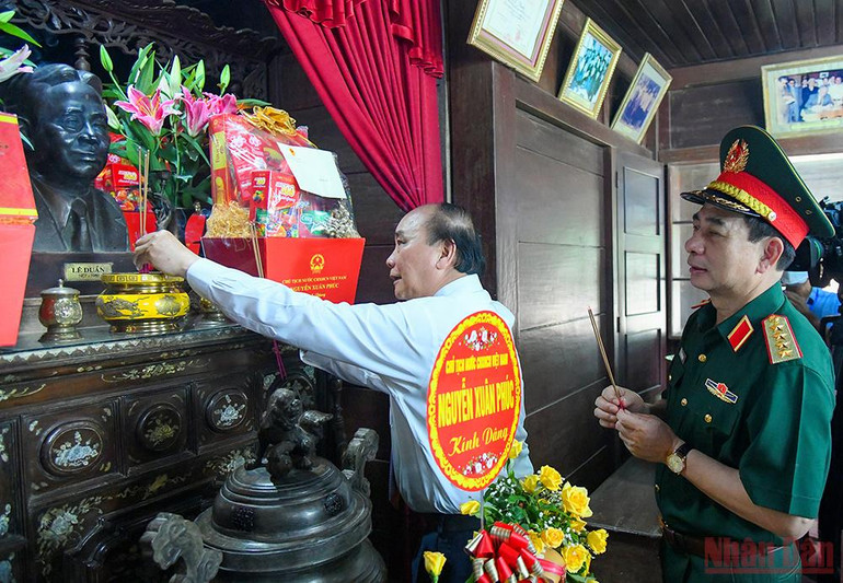 Chủ tịch nước Nguyễn Xuân Phúc dâng hương Thành Cổ Quảng Trị và Khu lưu niệm Tổng Bí thư Lê Duẩn -0