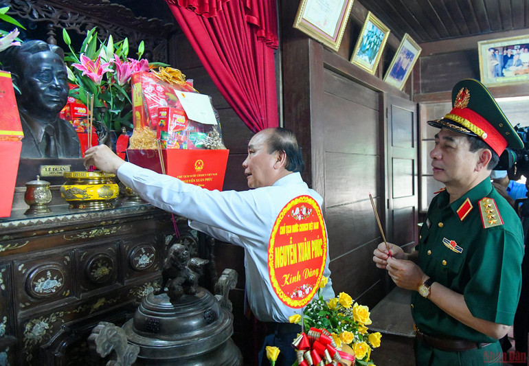 Chủ tịch nước Nguyễn Xuân Phúc dâng hương tại Khu lưu niệm ở quê hương của Tổng Bí thư Lê Duẩn. (Ảnh: THÀNH ĐẠT) Chủ tịch nước Nguyễn Xuân Phúc dâng hương Thành cổ Quảng Trị và Khu lưu niệm Tổng Bí thư Lê Duẩn -0