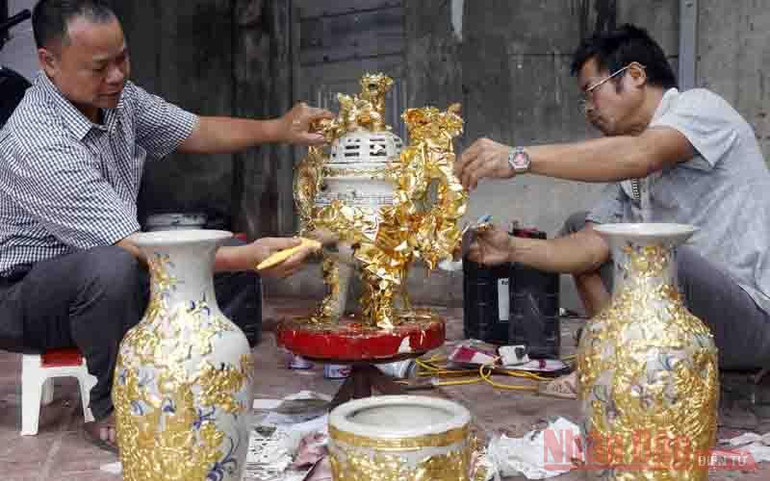 Sau khi dát vàng các nghệ nhân đánh bóng bề mặt sản phẩm. Nét riêng có ở làng nghề dát quỳ vàng Kiêu Kỵ -0