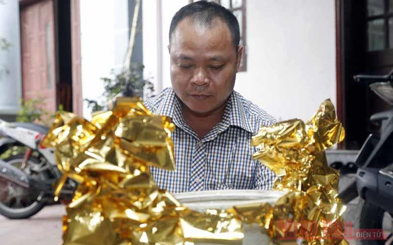 Những lá vàng được dát lên sản phẩm sứ. Nét riêng có ở làng nghề dát quỳ vàng Kiêu Kỵ -0