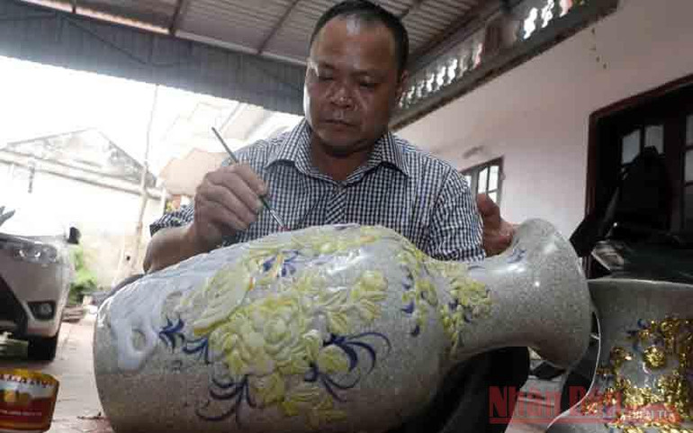 Bôi keo trước khi dát vàng trên sản phẩm sứ tại gia đình nghệ nhân Nguyễn Anh Chung. Nét riêng có ở làng nghề dát quỳ vàng Kiêu Kỵ -0