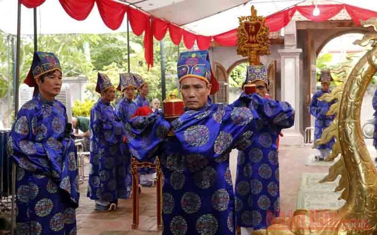 Một buổi dâng lễ của các nghệ nhân trong ngày giỗ tổ nghề dát vàng nhằm tri ân tổ nghề và cũng là nét đẹp để giáo dục truyền thống cho các thế hệ sau tiếp nối, giữ lửa nghề. Nét riêng có ở làng nghề dát quỳ vàng Kiêu Kỵ -1