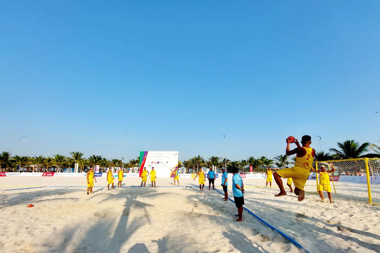 Bóng ném bãi biển nam tích cực luyện tập cho SEA Games -0