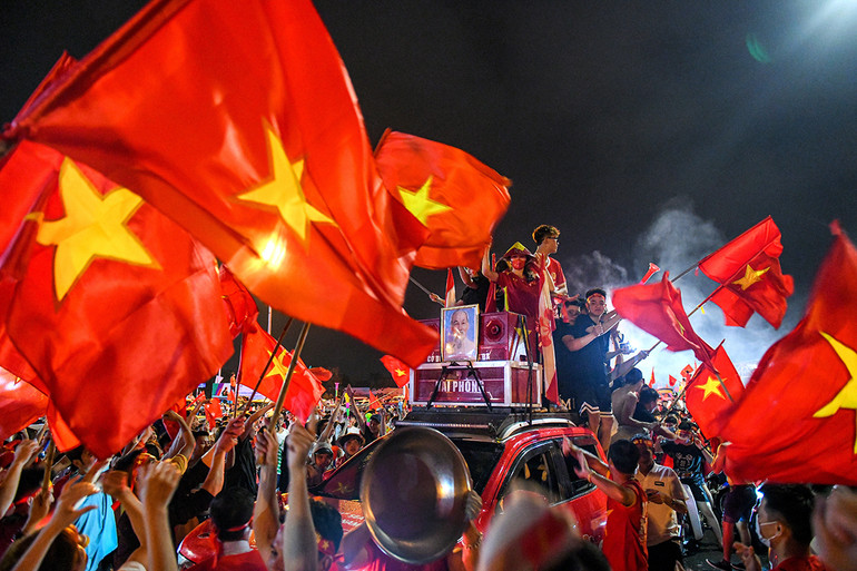Đội tuyển bóng đá nam vô địch SEA Games 31 đã tạo nên một đêm hoa đăng sao vàng trên khắp nẻo đường Việt Nam. Ảnh đẹp SEA Games 31: Rừng cờ đỏ sao vàng - Niềm tự hào dân tộc tại SEA Games 31 -0
