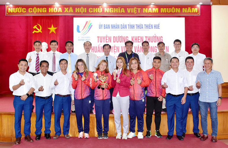 Lãnh đạo UBND tỉnh và các sở, ngành chụp ảnh lưu niệm với các HLV và VĐV. Tuyên dương, khen thưởng HLV, VĐV đạt thành tích xuất sắc tại SEA Games 31 -0