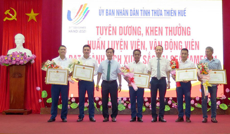 4 HLV và 1 tập thể được nhận Bằng khen của Chủ tịch UBND tỉnh. Tuyên dương, khen thưởng HLV, VĐV đạt thành tích xuất sắc tại SEA Games 31 -0