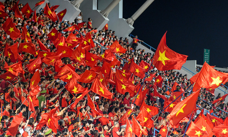 Hình ảnh cờ đỏ sao vàng tung bay tại trận Chung kết bóng đá nam. Ảnh đẹp SEA Games 31: Rừng cờ đỏ sao vàng - Niềm tự hào dân tộc tại SEA Games 31 -0