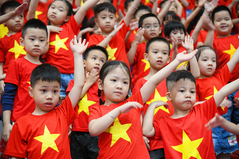 Hình ảnh các em nhỏ tại nhà thi đấu Hà Đông với tình yêu Tổ quốc phấn khởi hát vang "Việt Nam hỡi, Việt Nam ơi, tự hào hát mãi lên Việt Nam ơi". Ảnh đẹp SEA Games 31: Rừng cờ đỏ sao vàng - Niềm tự hào dân tộc tại SEA Games 31 -0