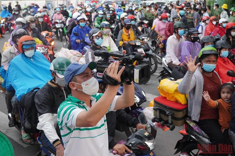 Tiếp sức cho người về quê -0