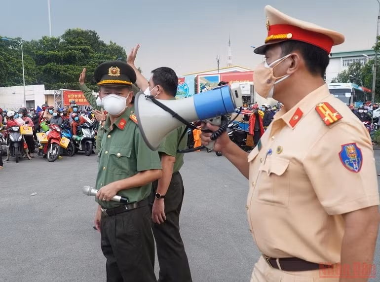 Tiếp sức cho người về quê -0