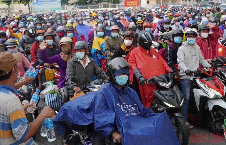 Tiếp sức cho người về quê -0