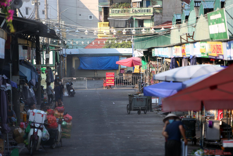 Phong tỏa toàn bộ chợ Long Biên sau khi phát hiện thêm ca F0 -1