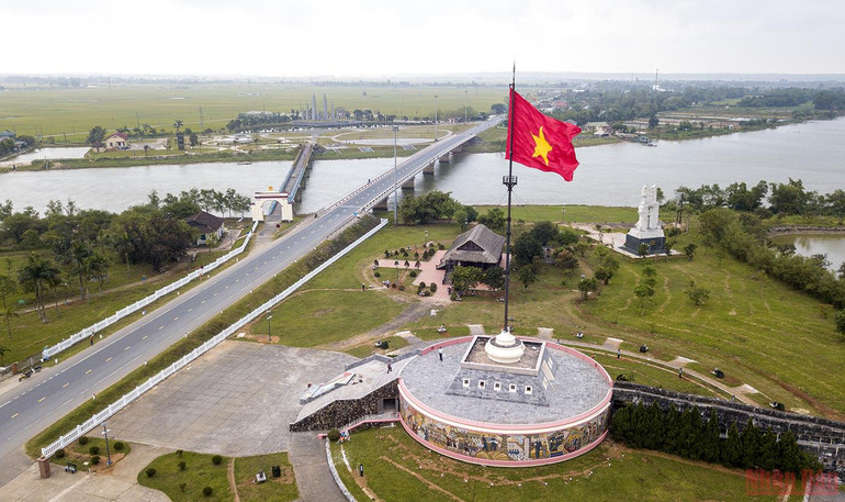 Cụm di tích đôi bờ Hiền Lương nhìn từ bờ bắc nơi cắm cột cờ giới tuyến. Cầu Hiền Lương – Biểu tượng khát vọng thống nhất non sông -0