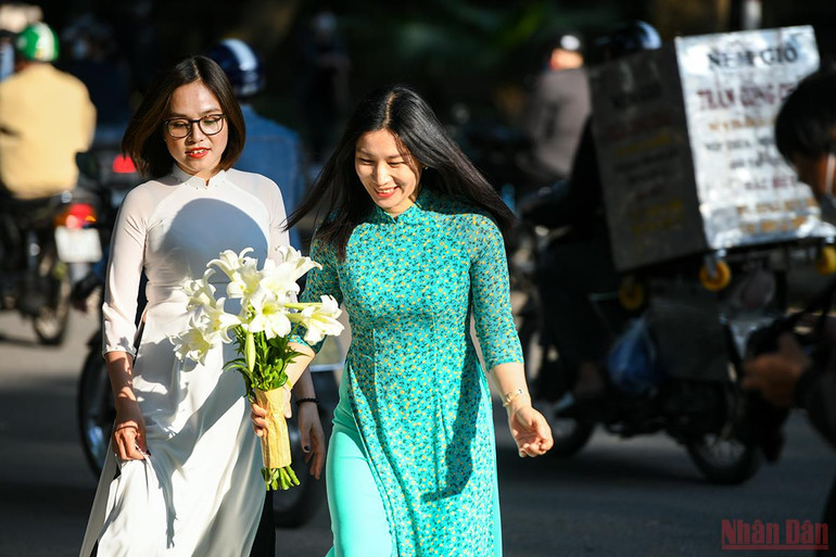 Tháng tư mùa hoa loa kèn tinh khôi xuống phố Hà Nội -0