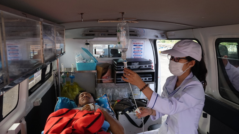 Cứu một thuyền viên nguy kịch tính mạng trên vùng biển quần đảo Hoàng Sa -0