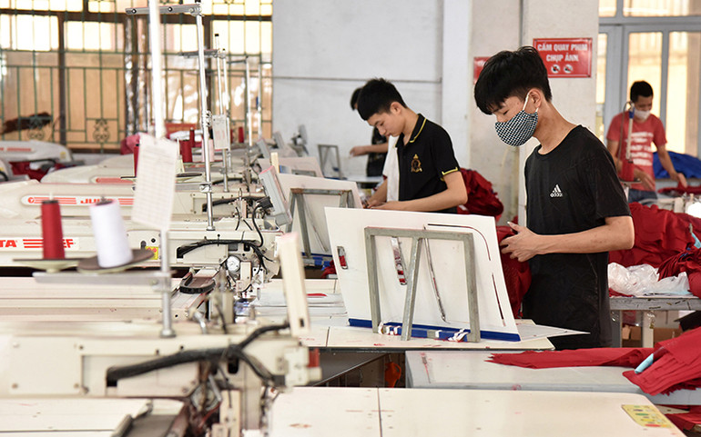 Công nhân Công ty cổ phần Nam Tiệp (Cụm công nghiệp An Xá, thành phố Nam Ðịnh) may quần áo xuất khẩu sang thị trường Nga, châu Âu, Mỹ. (Ảnh THANH LÂM) Ứng phó thách thức đứt gãy chuỗi cung ứng -0