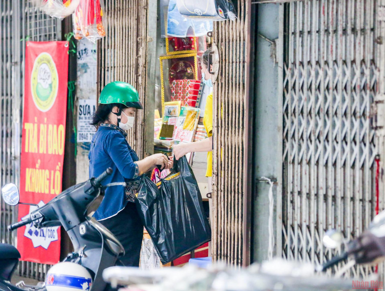 Ghi nhận trong sáng nay, có một số người dân đã tới đây để mua đồ vàng mã. Hầu hết đều là những người sinh sống trong phố cổ. 9hangma_ram_thang_7-1629612240889.jpeg