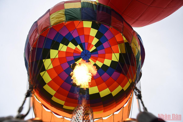 Người Hà Nội vui thích với Lễ hội khinh khí cầu -0