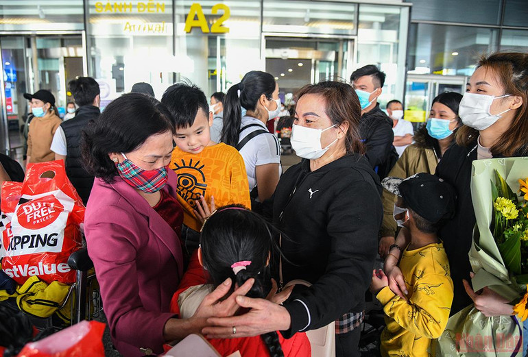 Đón công dân Việt từ Ukraine: Bồi hồi xúc động ngày về nhà -0