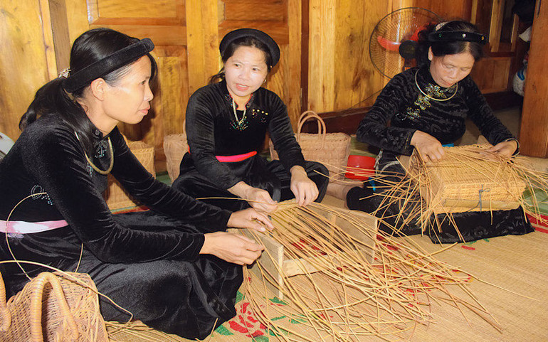 Dạy nghề đan mây, tre cho người lao động ở huyện Na Hang (Ảnh chụp trước ngày 27/4/2021). Chuyển hướng đào tạo nghề lao động nông thôn ở Tuyên Quang -0