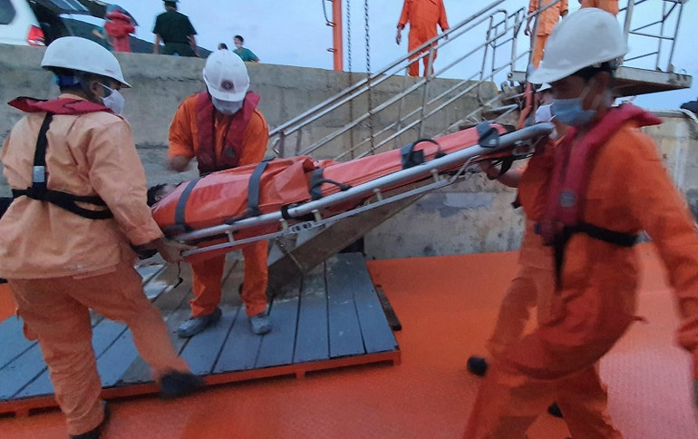 Cấp cứu kịp thời thuyền viên nguy kịch tính mạng trên biển -0