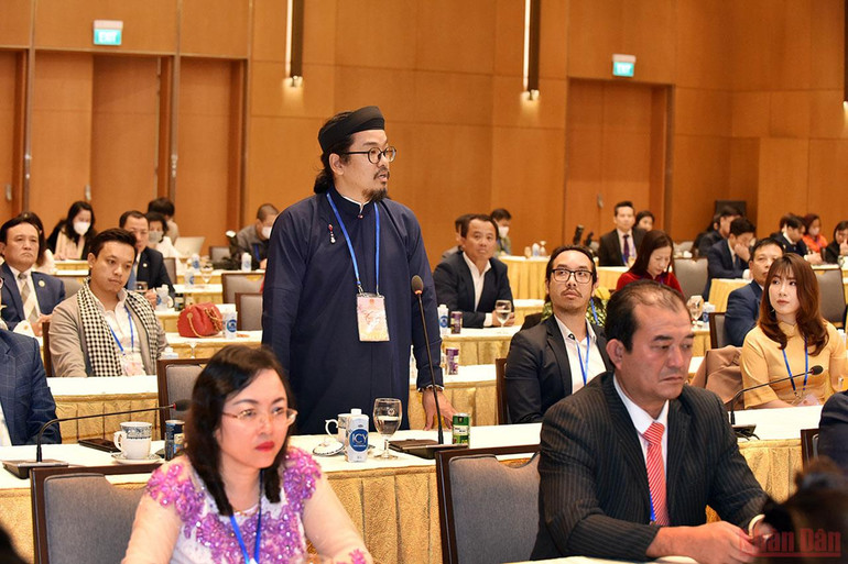 Ông Trần Công Đức, Giám đốc Công ty TNHH GMP Asian-Pacific (Đức) tại Việt Nam phát biểu tại buổi gặp mặt. Thủ tướng Phạm Minh Chính gặp mặt kiều bào dự Xuân Quê hương năm 2022 -0
