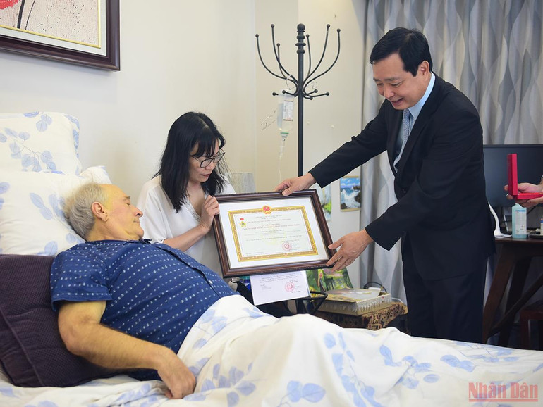 Trao Kỷ niệm chương “Vì sự nghiệp nông nghiệp và phát triển nông thôn” cho “ông Tây Nam Bộ” -0