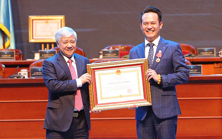 Đồng chí Đỗ Văn Chiến (bên trái) trao Huân chương Lao động hạng Ba tặng Chủ tịch Hội Doanh nhân trẻ Việt Nam Đặng Hồng Anh. Cộng đồng Doanh nhân trẻ Việt Nam “Tiên phong đổi mới - Kiến tạo giá trị” -0