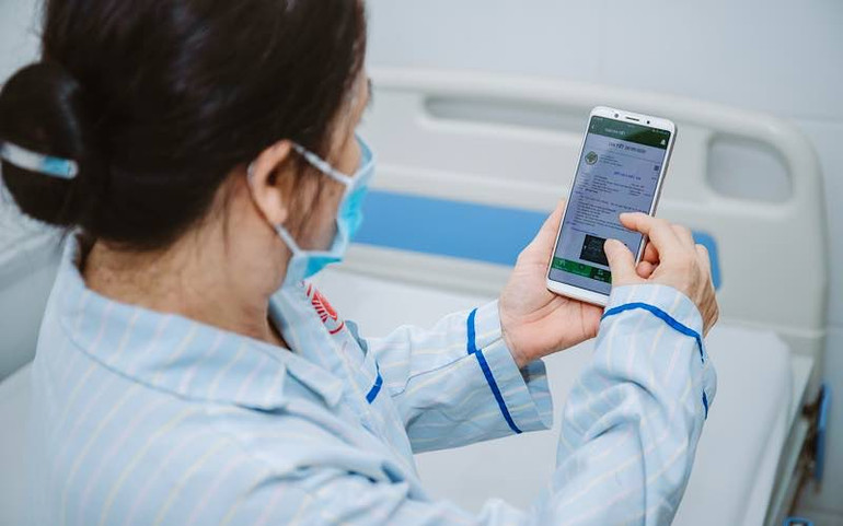 Người bệnh đến khám và điều trị tại BV ĐK TP Vinh dễ dàng tra cứu thông tin về bệnh sử và sức khỏe của mình trên hệ thống. Y tế Nghệ An nỗ lực chuyển đổi số -0