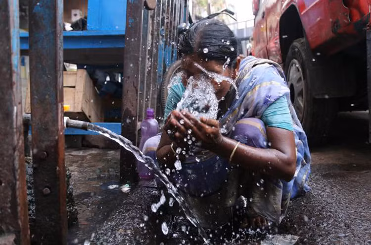 Hình ảnh người dân Ấn Độ nhọc nhằn trong nắng nóng ngột ngạt -0