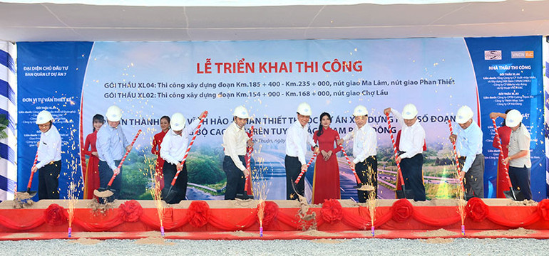 Đại diện lãnh đạo Bộ GTVT, tỉnh Bình Thuận, các địa phương, chủ đầu tư và nhà thầu thực hiện nghi thức xúc cát khởi công. Triển khai thi công xây dựng đường cao tốc bắc-nam đoạn Vĩnh Hảo - Phan Thiết -0