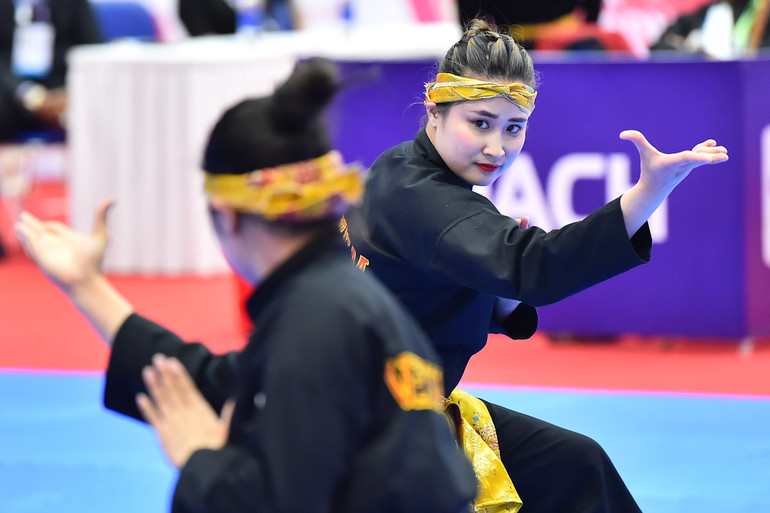 2 vận động viên tập trung cao độ trong từng động tác. Bài biểu diễn mang về tấm huy chương Vàng đầu tiên cho Pencak Silat Việt Nam tại SEA Games 31 -3