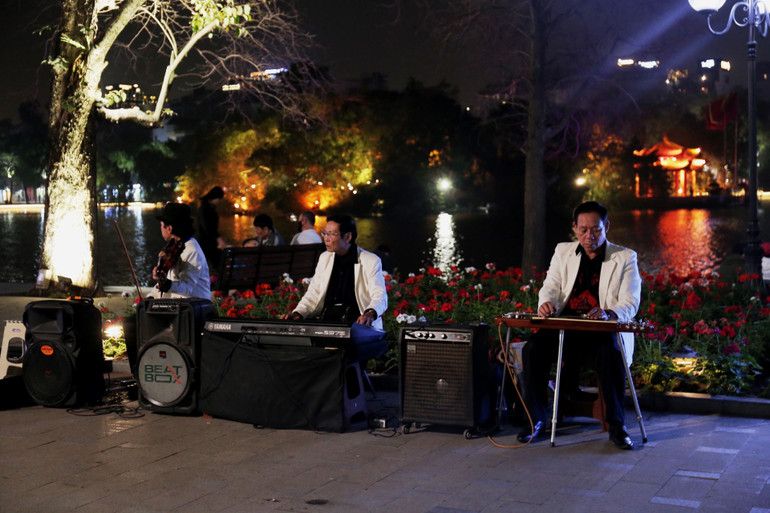 Phố đi bộ hồ Gươm vắng vẻ ngày đầu hoạt động trở lại -0